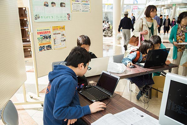 久慈地方産業まつり（久慈市アンバーホール1階エントランス）にて子供向けプログラミングコーナー開催